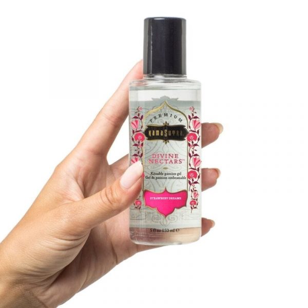 img_101475_10eae539f1744cab2efaa9c193b79a2e_1.jpg KAMASUTRA - DIVINE NECTARS LUBRICANTE STRAWBERRY DREAM 150 ML