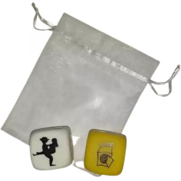 img_130877_e2a4890a9b53666df1698238ee58d2b0_1.jpg DIABLO PICANTE - 2 DADOS KAMASUTRA PAREJAS POSTURA + LUGAR