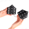 img_189302_2b8b3fa8e5291b59d3e1ef298c3b67f3_1.png KINK - MUÑEQUERAS ESTILO PUNTIAGUDO NEGRO CON CADENA AJUSTABLE 17-23 CM X 8.5 CM