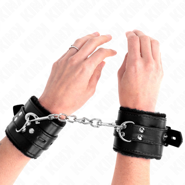 img_189348_b53d7263469b043b1ccc49512e2371d8_1.png KINK - MUÑEQUERAS FORRADAS CON AGUJEROS CUADRADOS NEGRO Y CORREA NEGRO AJUSTABLE 17-29 CM X 6 CM