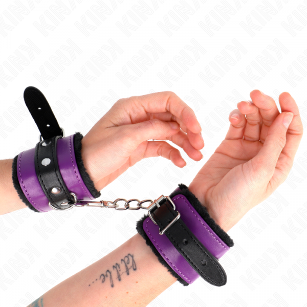 img_189373_1760265ddd0c710c4585565a0dac0c66_1.png KINK - MUÑEQUERAS FORRADAS PREMIUM NEGRO CON CORREA VIOLETA / NEGRO AJUSTABLE 17-29 CM X 6 CM