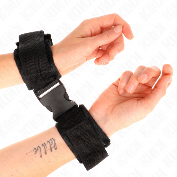 img_189461_edc4f0931101c1a00e9e8f9b8b9e36a2_1.png KINK - MUÑEQUERAS NYLON NEGRO MODELO 1 AJUSTABLE 25-35 CM X 6 CM