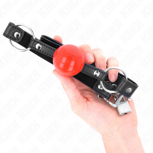 img_189698_99ffe15e4f2d22955a66e34633c1cd27_1.png KINK - MORDAZA DE BOLA 4 CM CON CANDADO BOLA ROJA CORREA NEGRA 60 x 2 CM