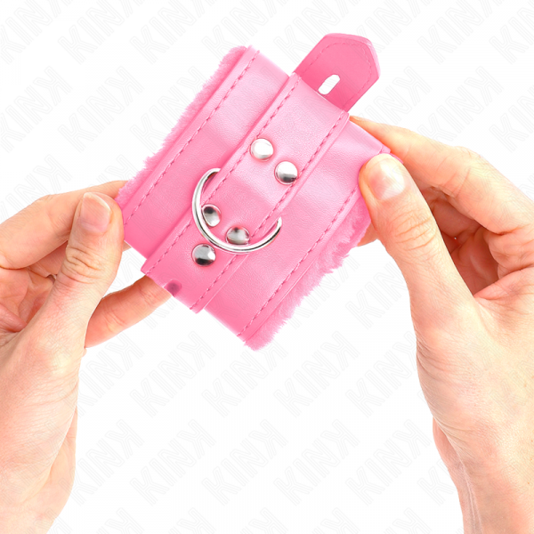 img_190501_98d17f63119250dac4e4933ab992399e_1.png KINK - MUÑEQUERAS FORRADAS CON AGUJEROS CUADRADOS ROSA Y CORREA ROSA AJUSTABLE 17-29 CM X 6 CM