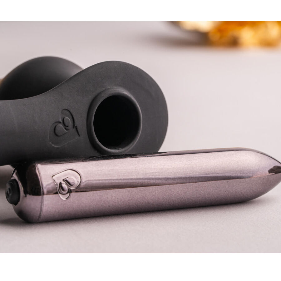 img_211088_7edb76effe56a208dc5acbc0e2e4e761_1.jpg ROCKS- OFF - RO- ZEN RRO PLUG ANAL CON ANILLO VIBRADOR PARA EL PENE NEGRO